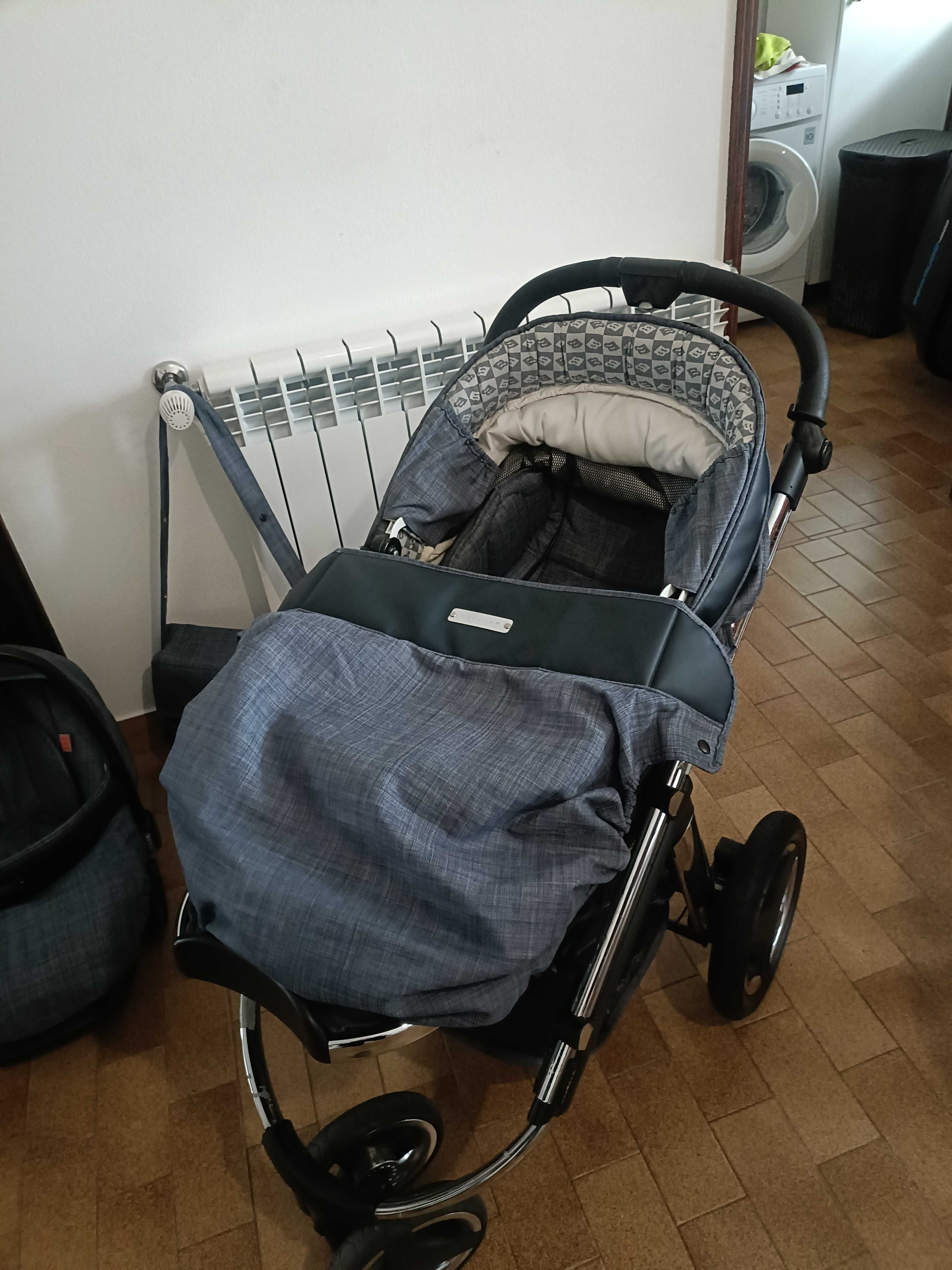 Carrinho duo Bébécar com tapa pés, mala e isofix