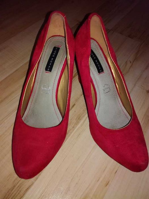 welurowe czółenka na koturnie