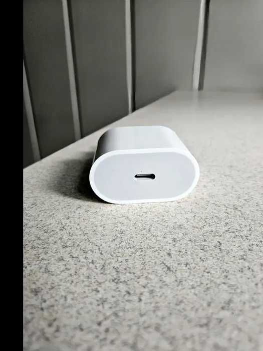 Szybka ładowarka Apple. USB-C 20W Power adapter.