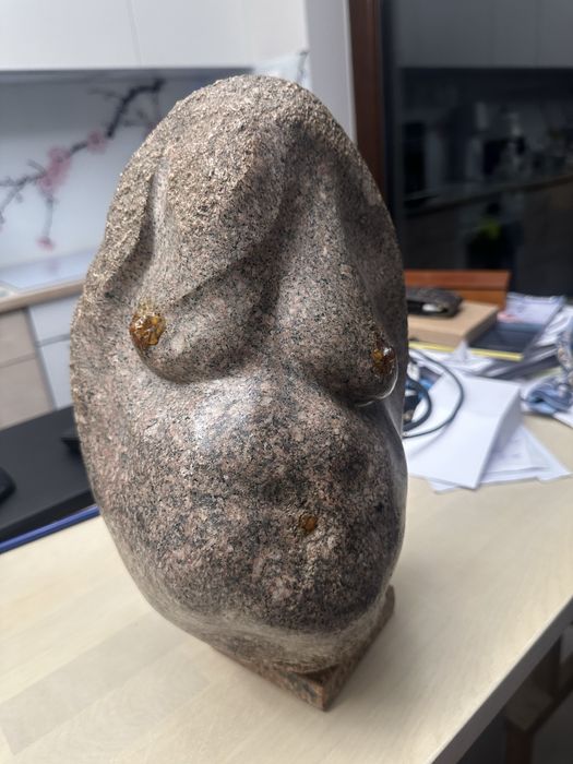 Rzezba kamien plus bursztyn