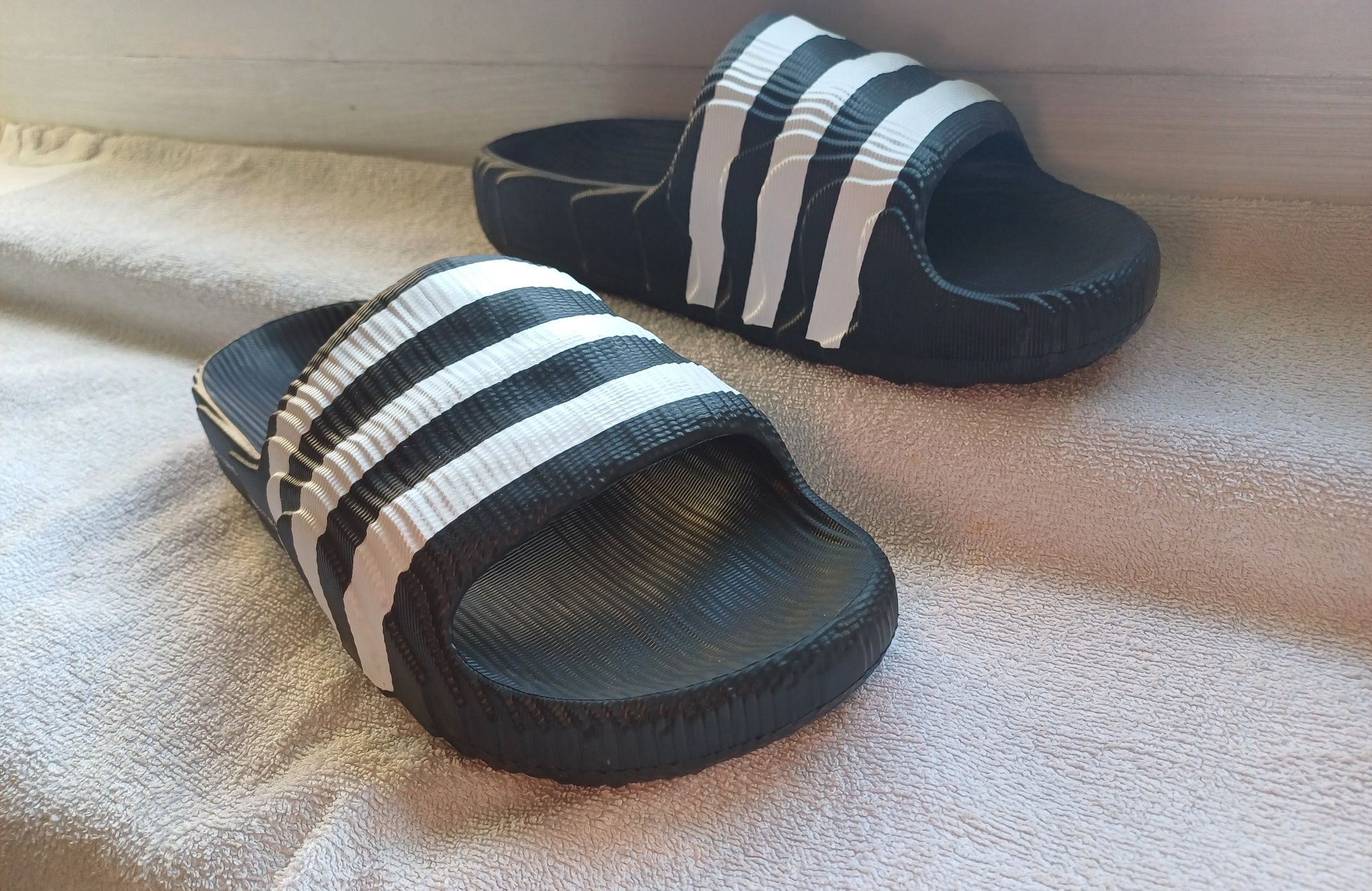 Продам нові тапки adidas