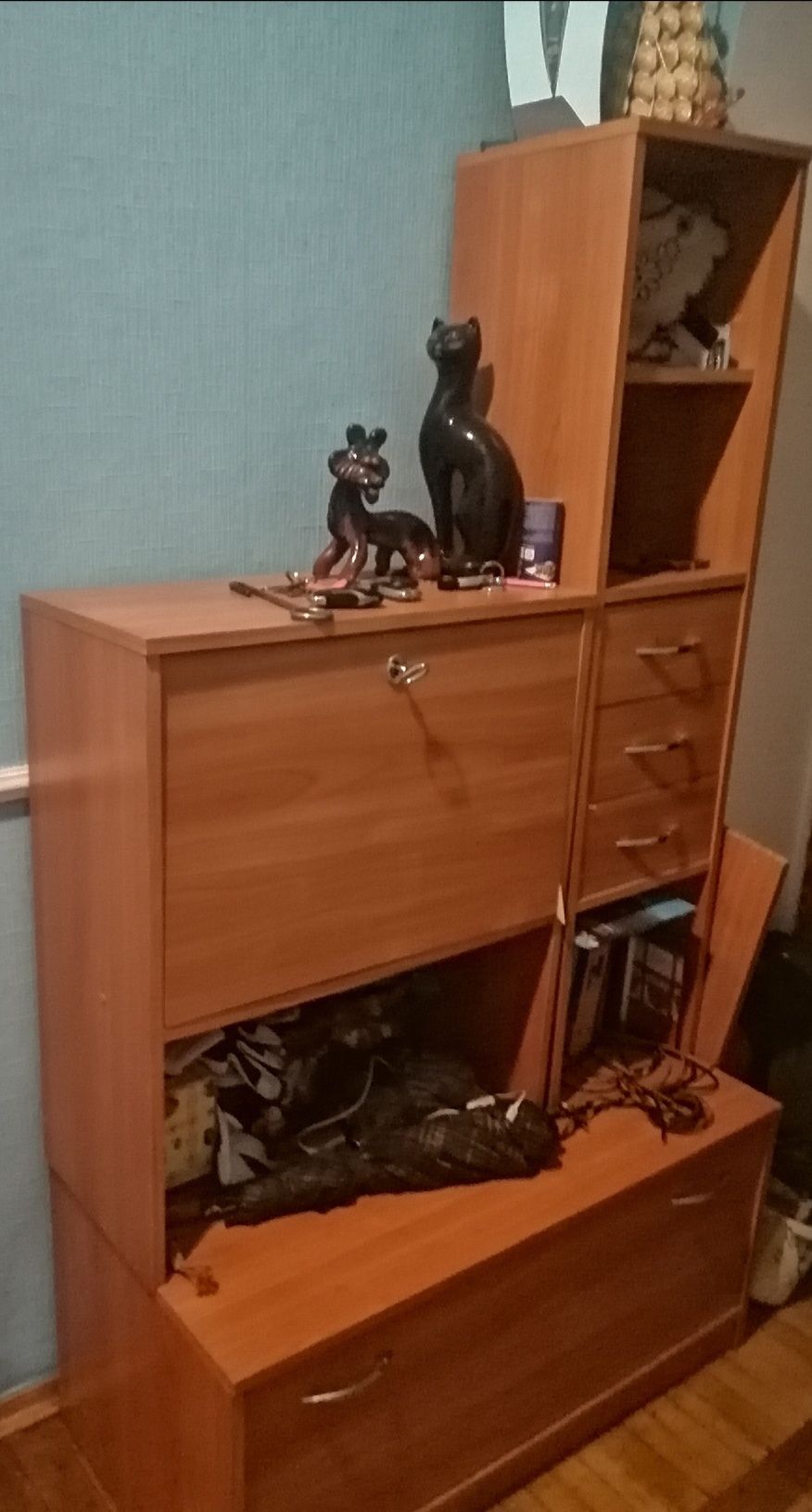 Продаётся шуба и мебель