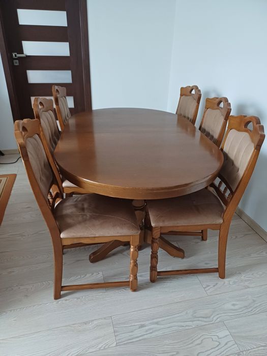 Solidny rozkładany stół z krzesłami