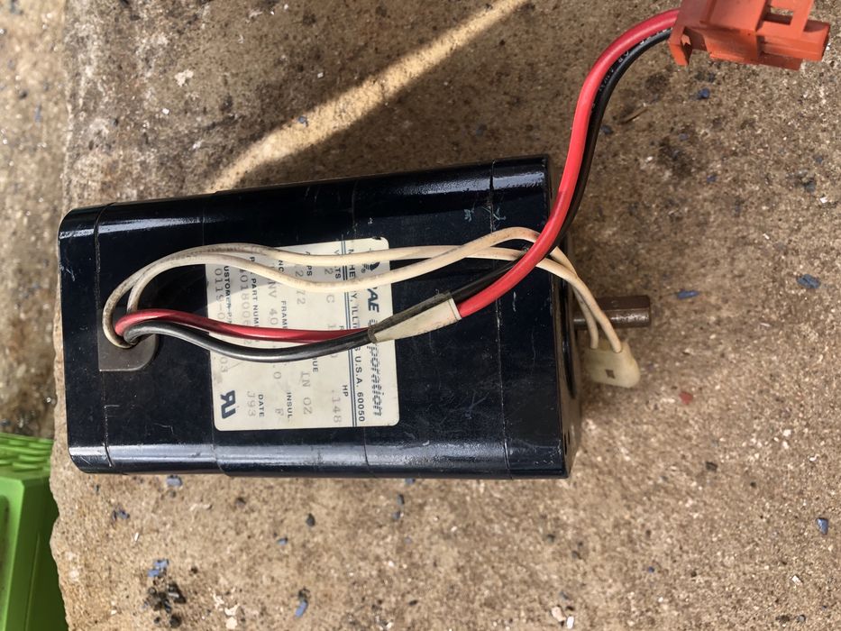 RAE  DC silnik 1660 RPM  12 V DC