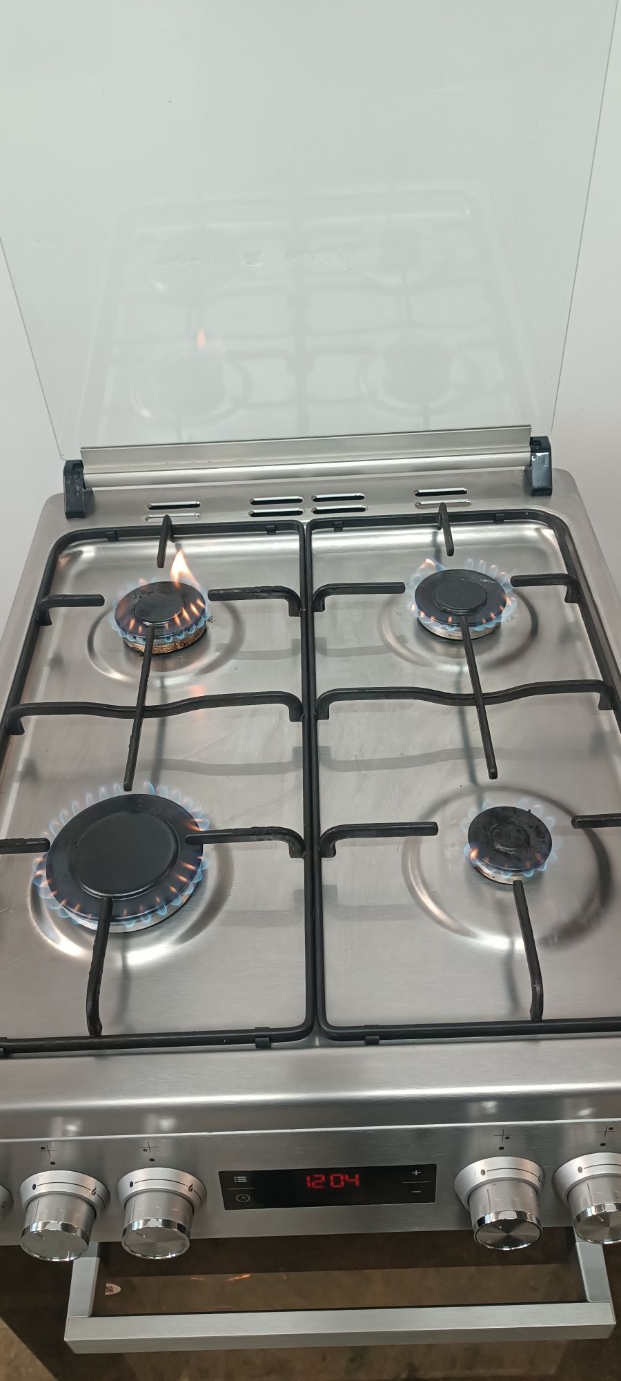 Kuchenka Gazowo Elektryczna Beko 2023r. FSM62321