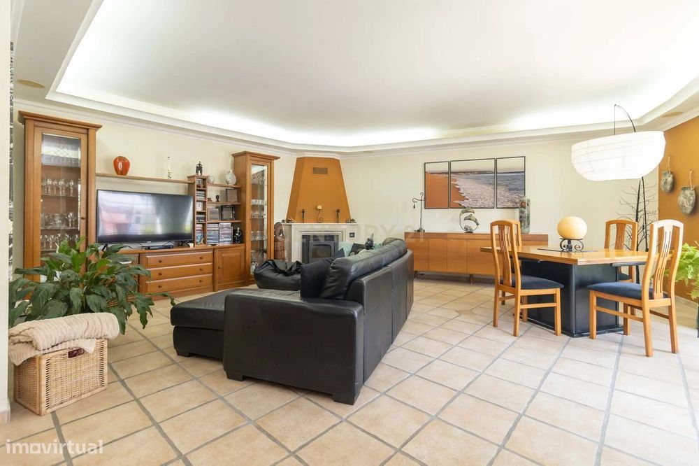 Moradia duplex de 5 assoalhadas com cave em Azeitão
