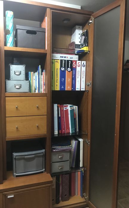Móvel de sala em madeira e vidro