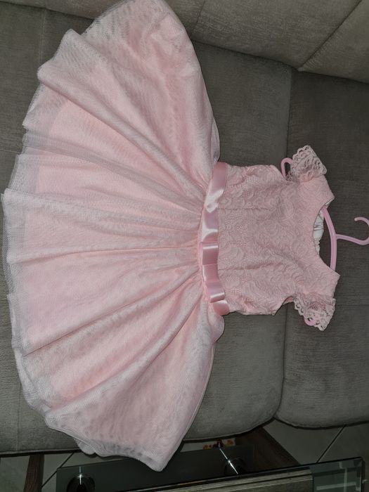 Sprzedam sliczna,elegancka sukienke r 98