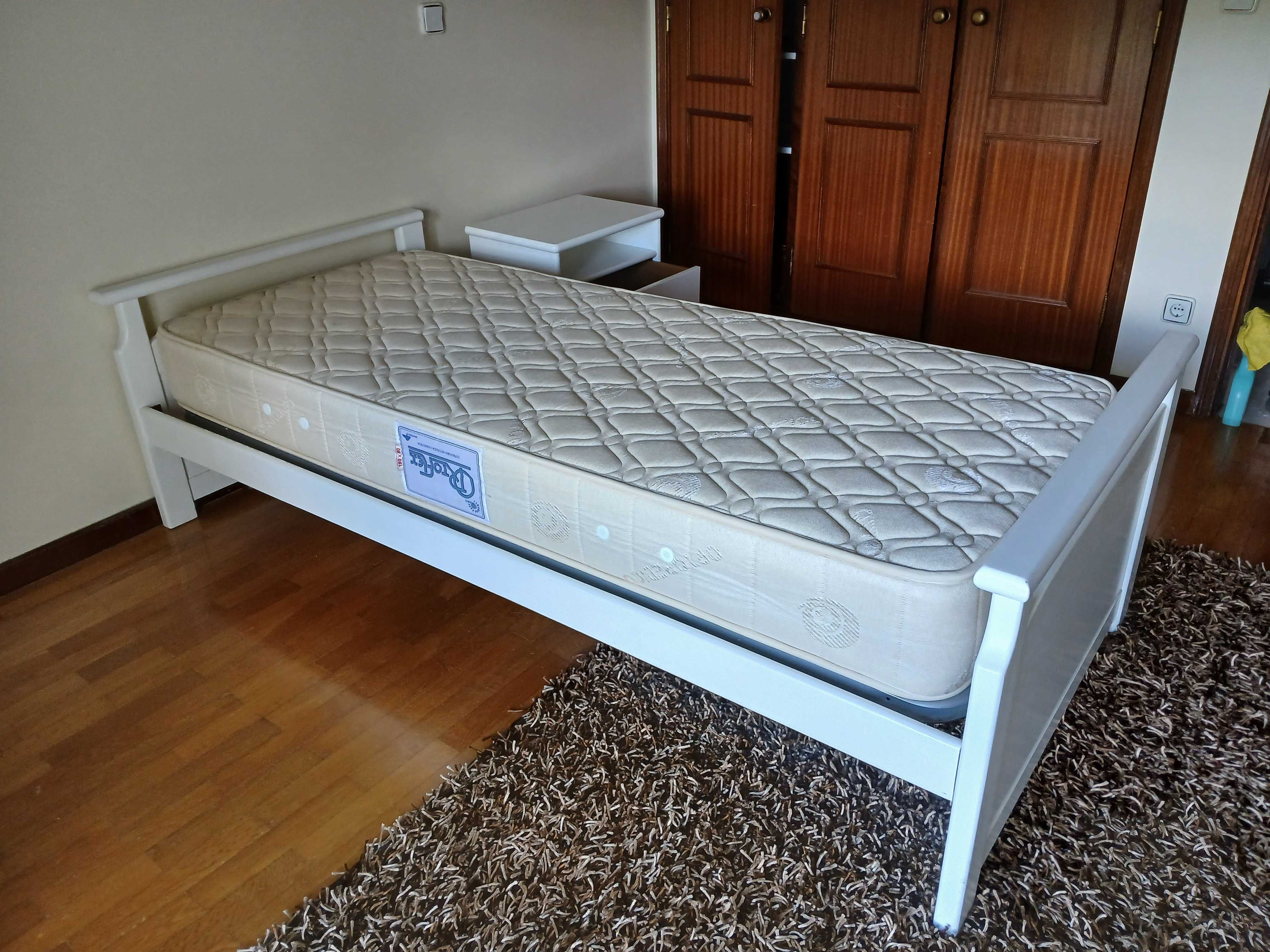 Cama pessoa + colchão +mesa cabeceira