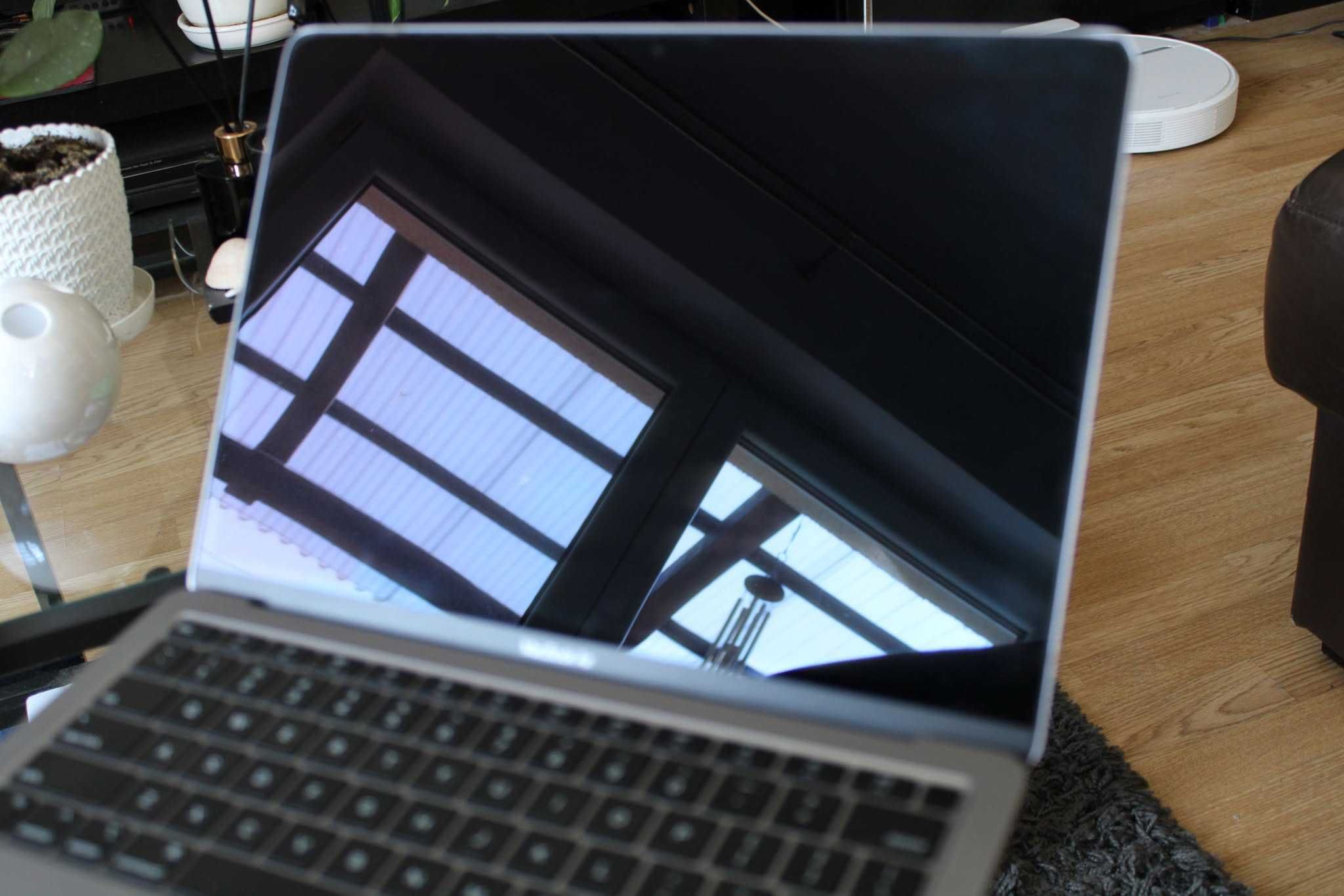 MacBook Air M1 – szybki, sprawny, z pudełkiem 256 GB + etui