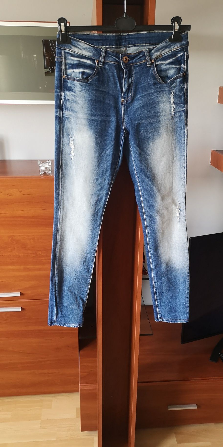 Spodnie jeansowe z przetarciami niebieskie FB Sister rozm 40 L