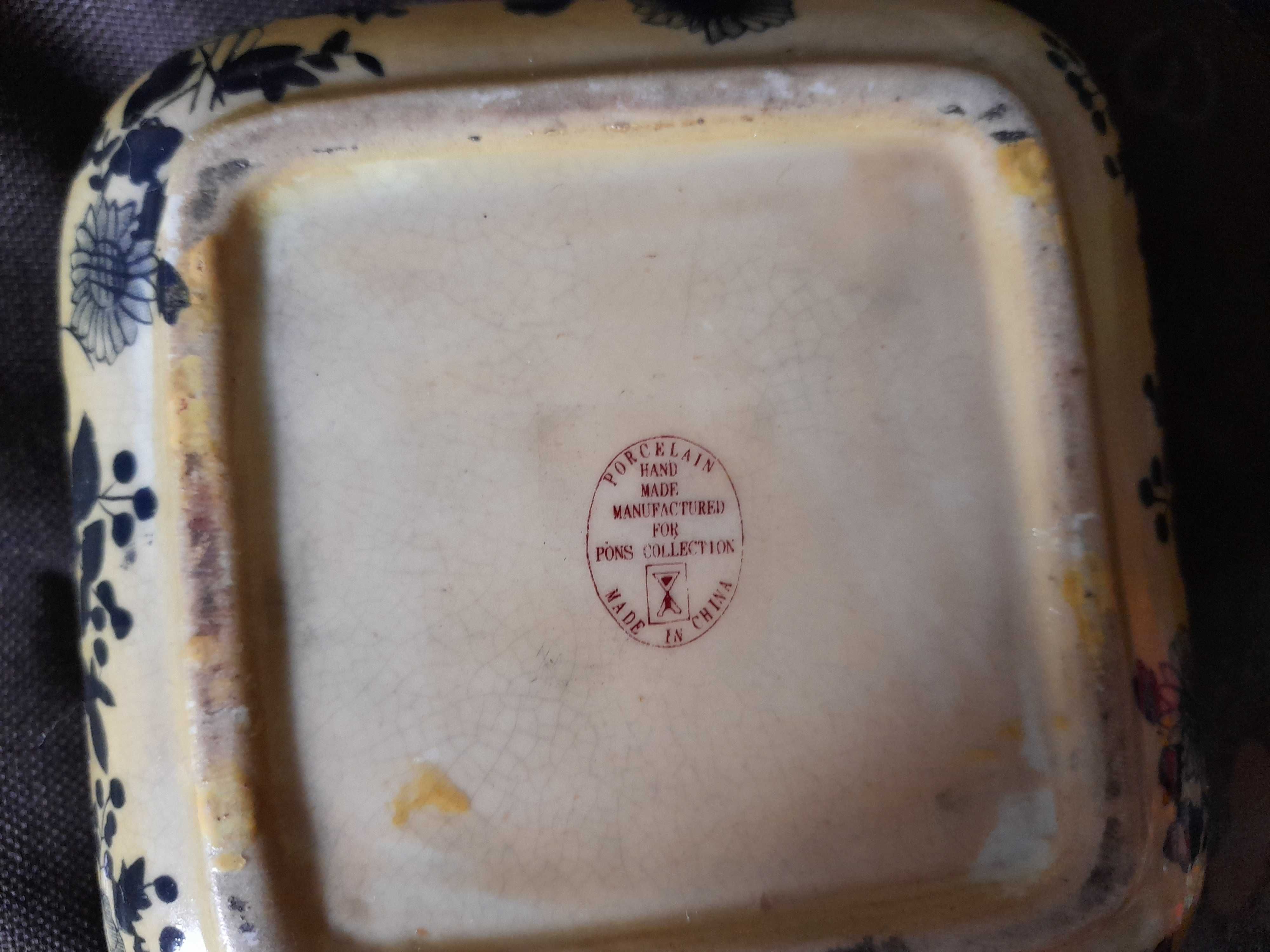 Chińska bomboniera porcelana puzderko
