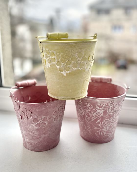 Металеве кашпо, відро, для декору.Декор на пасху, керамічні зайці