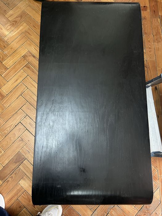 Mesa de sala em madeira pesada com prateleira tudo pegado