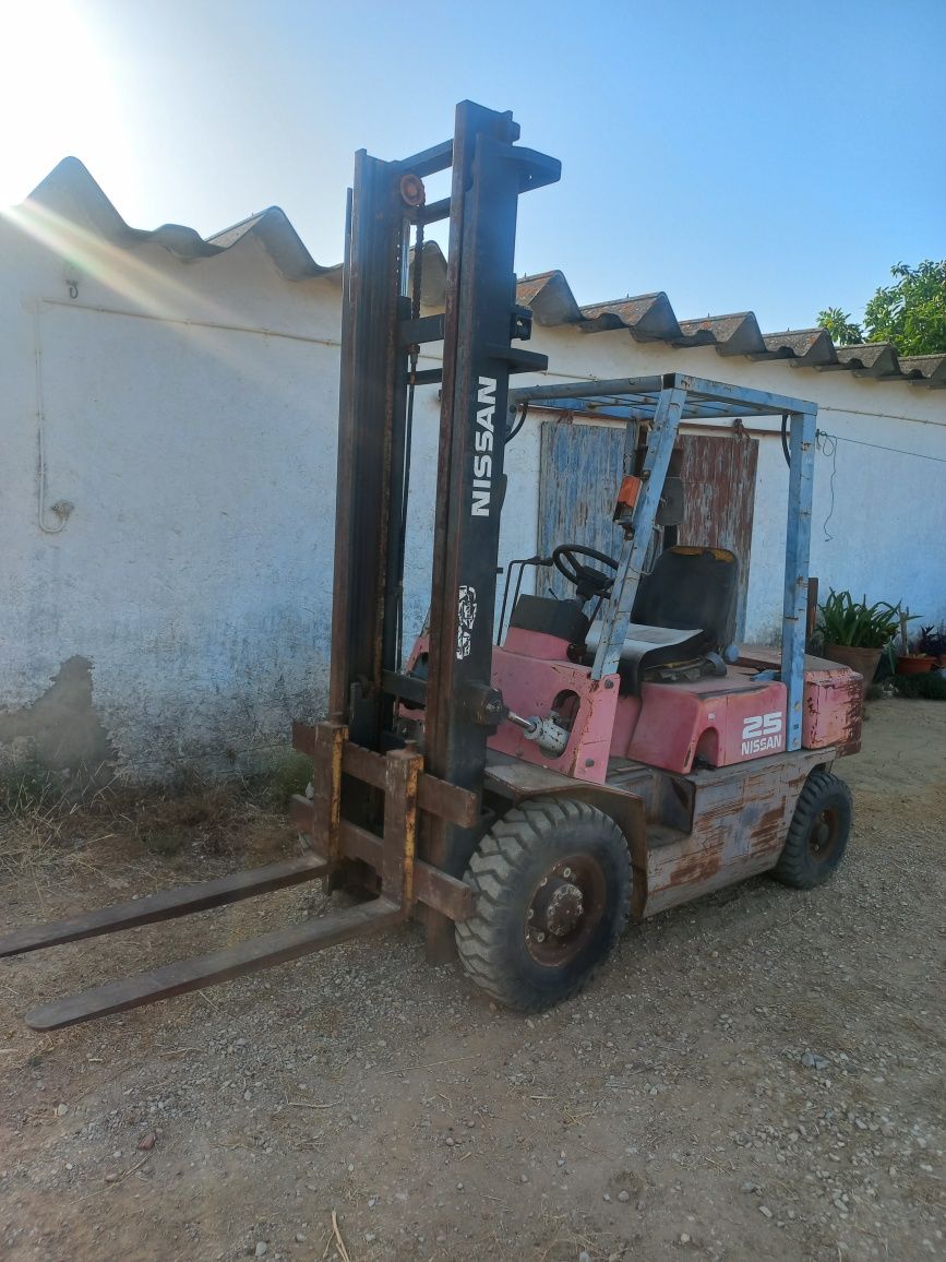 Empilhador Nissan 2500kg Diesel