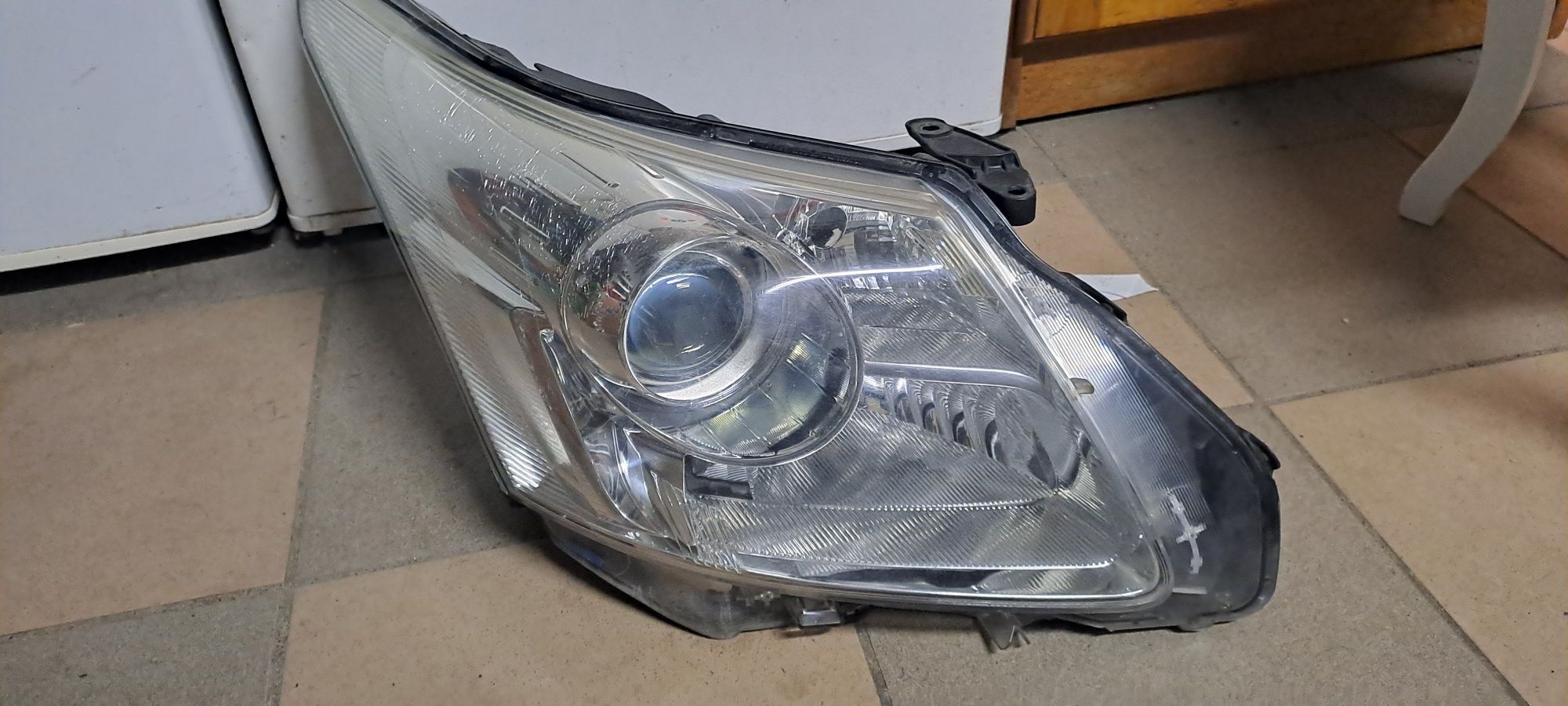 Lampa avensis t27 08-11 ksenon skrętny