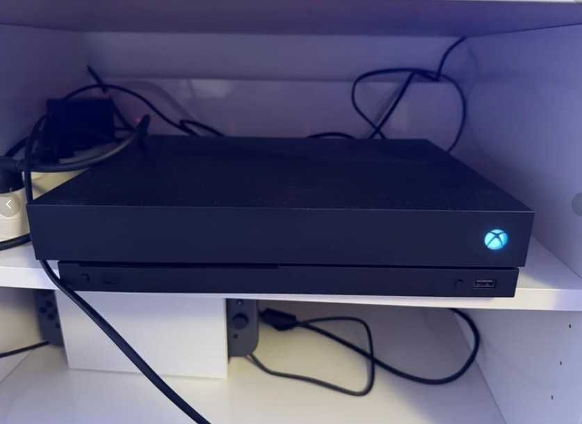 Xbox one X 1TB com cabos sem comando.