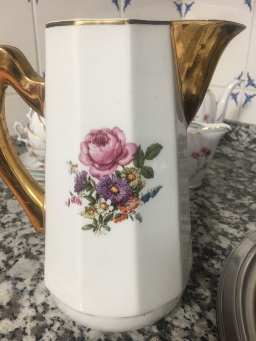 Jarro pintado à mão com fio de ouro