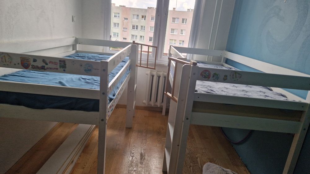 Łóżka z antresolą i zasłonkami