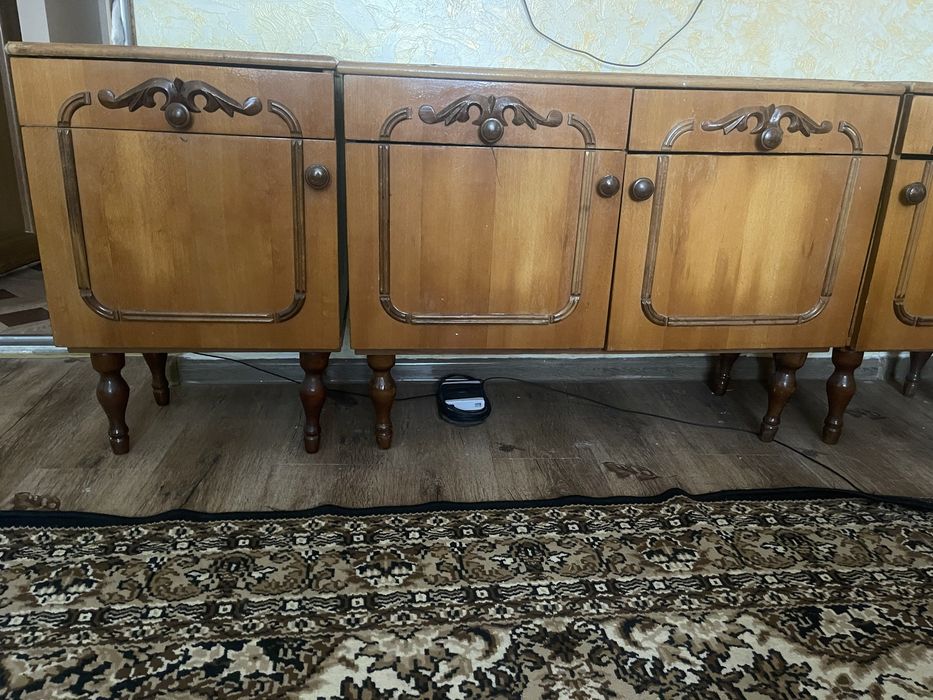 Тумбочки деревʼяні