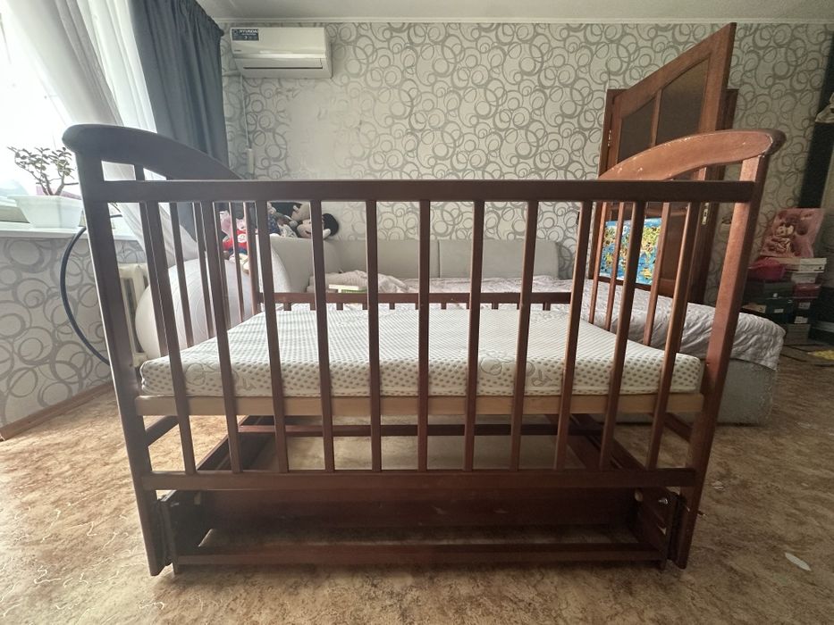 Дитяче ліжечко з маятником