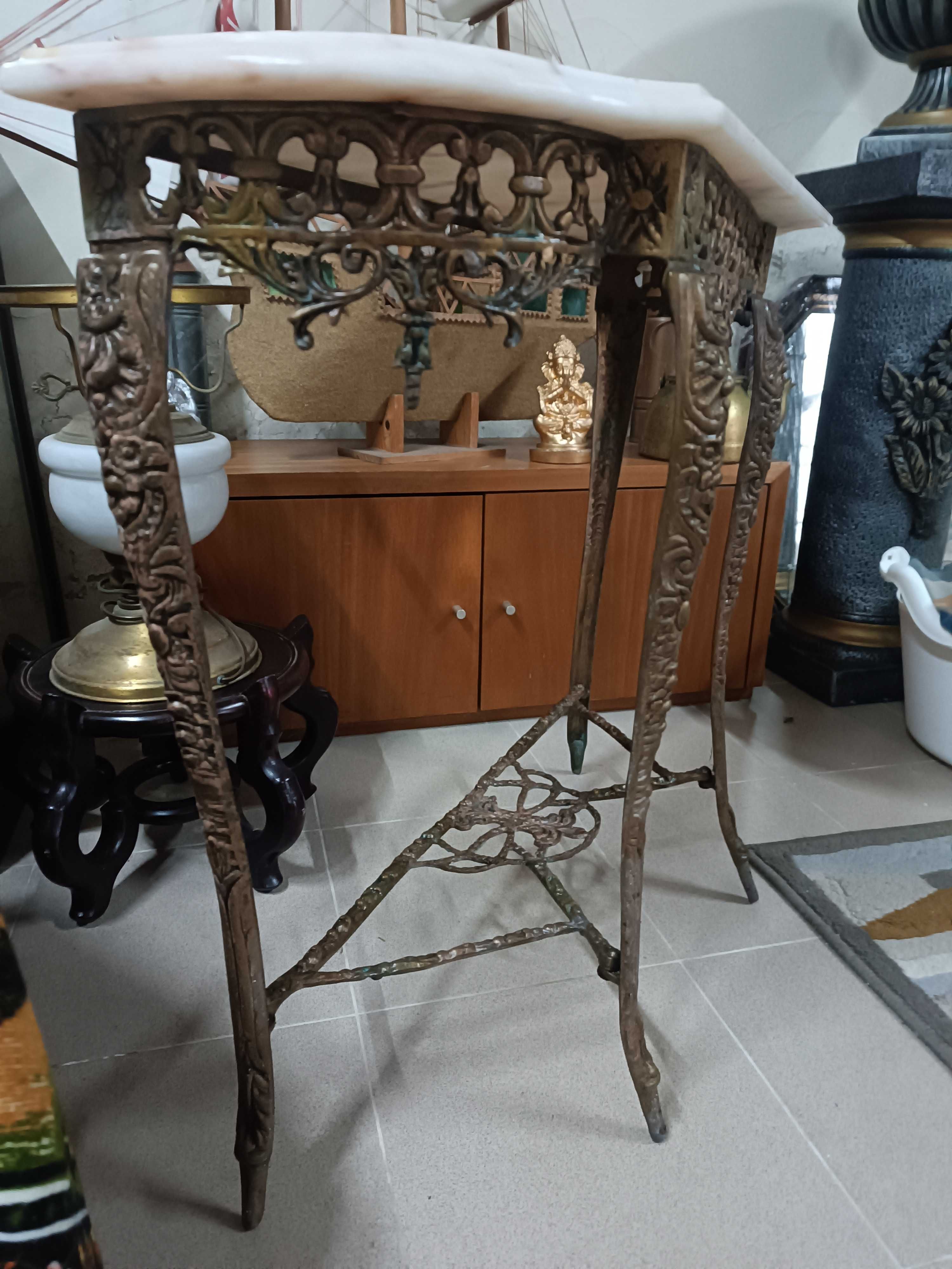 Credência em metal com pedra mármore branca
