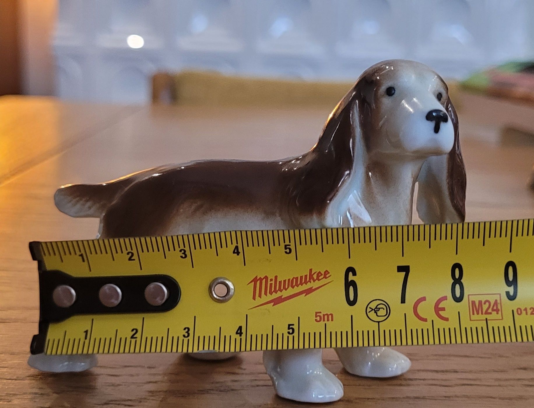 Porcelanowa figurka psa – sygnowana, piękne wykonanie, kolekcjonerska