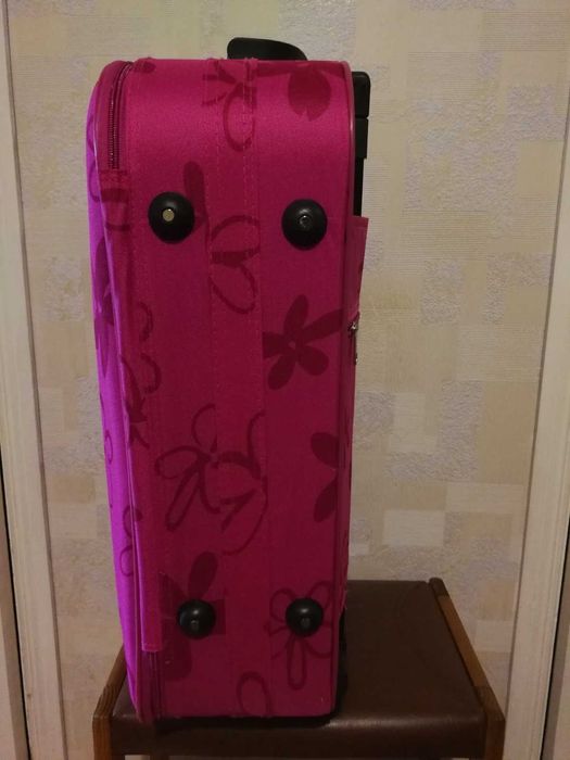 Чемодан новый средний розовый с Швейцарии 56 см