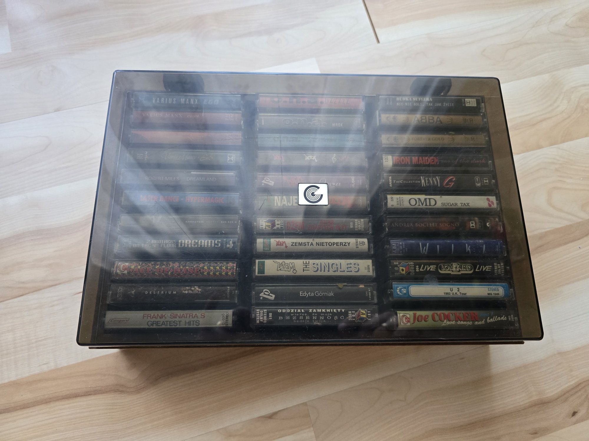 33 kasety magnetofonowe w pudełku. Abba. Dżem. Varius Manx. Rammstein.
