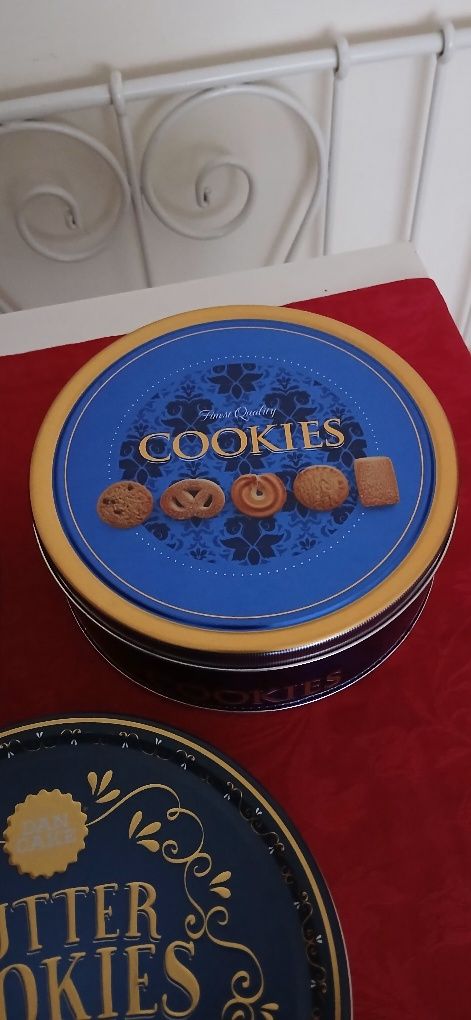 Latas de biscoitos, vazias