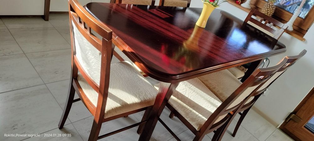 Sprzedam stół i sześć krzeseł.