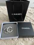 Broszka Chanel CC dokumenty