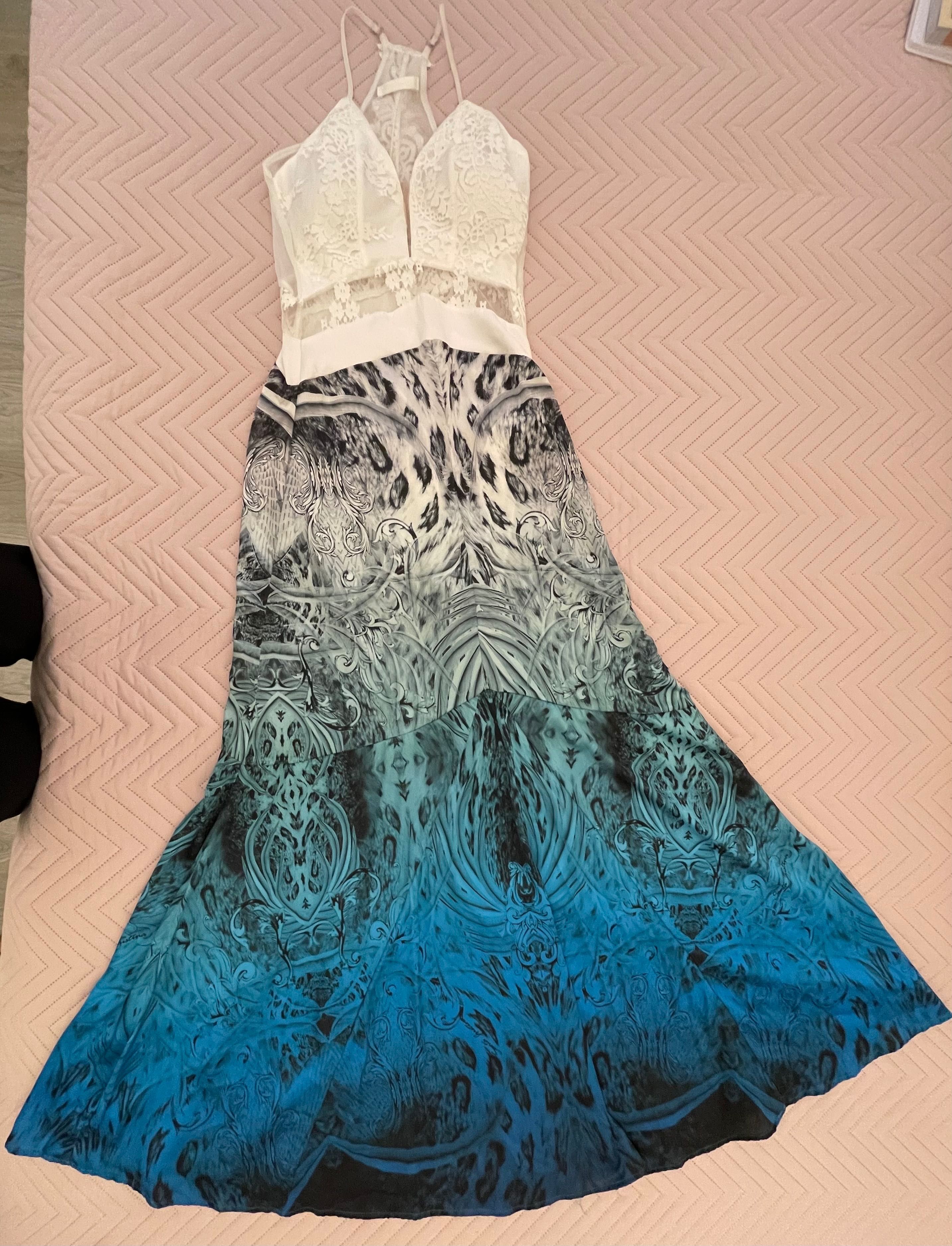 Vestido longo, azul e branco, com renda