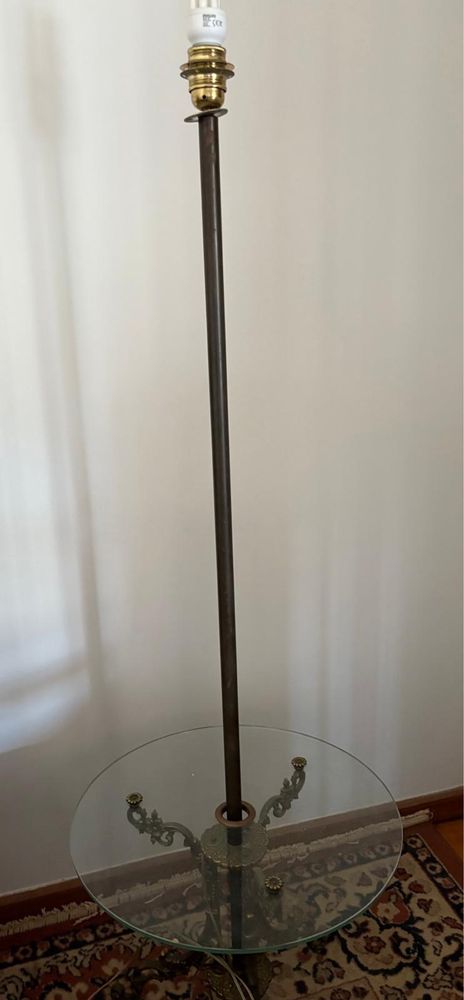 Candeeiro antigo com mesa de vidro