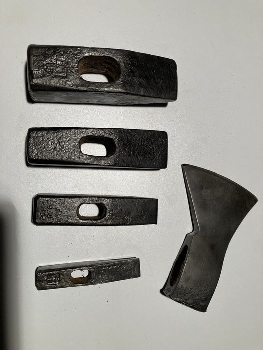 Zestaw młotków oraz siekiera