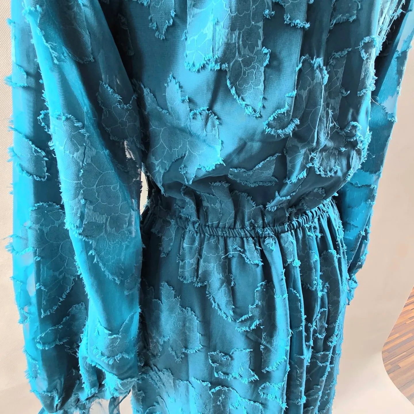 Niebiesko turkusowa szeroka sukienka żakardowa. Długi rękaw