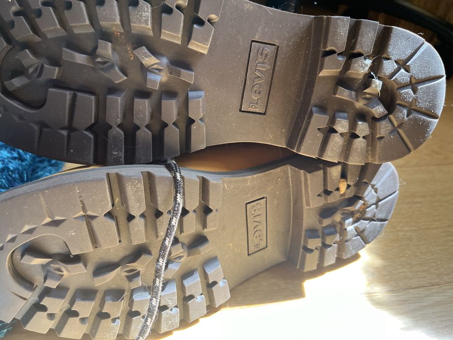 Botas levis castanhas