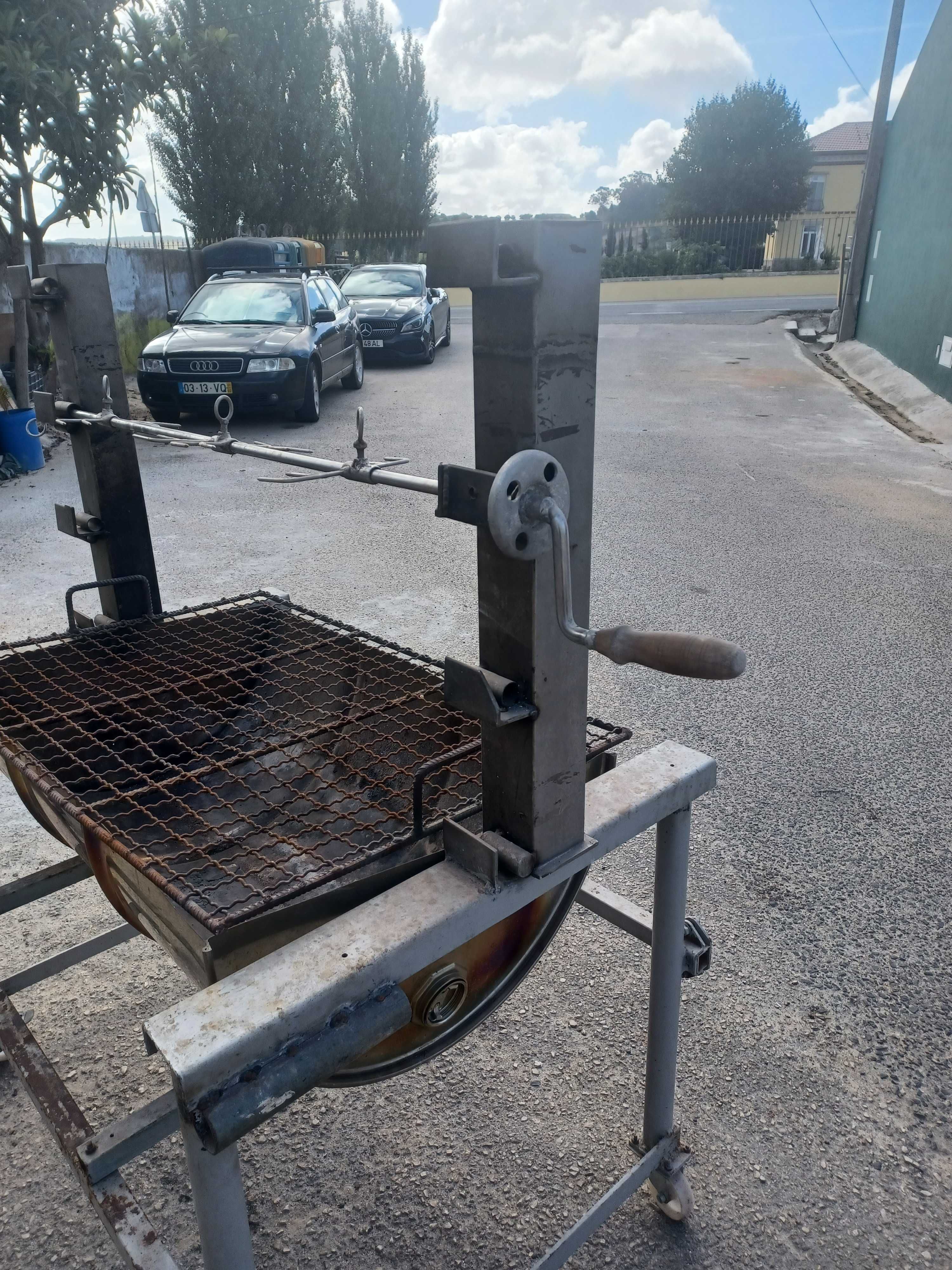 Assador móvel com espeto em inox