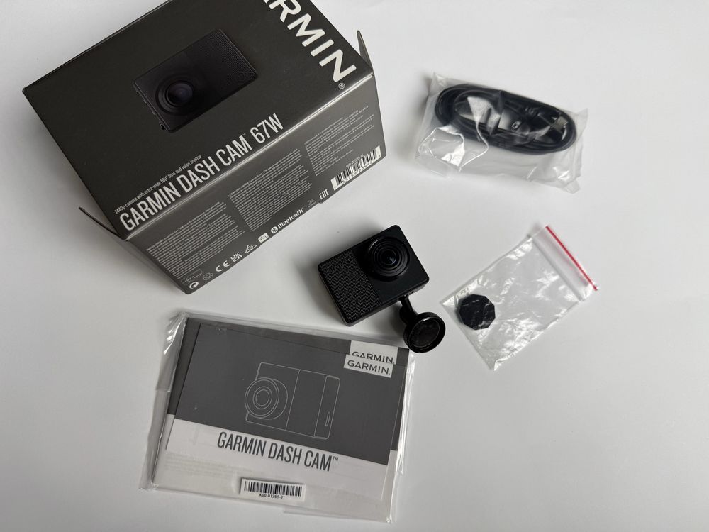 Відеореєстратор Garmin Dash Cam 67W