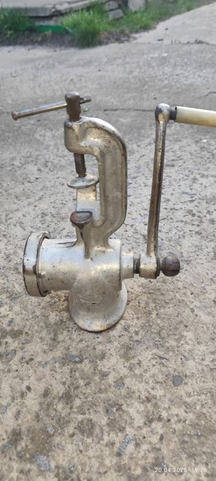 Чугунная антикварная ручная мясорубка  СССР.
