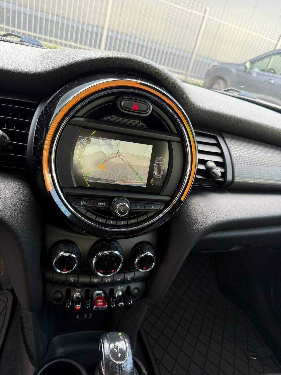 Стильний та Динамічний Mini Cooper F55 1.5 Twin Turbo (136 к.с.)