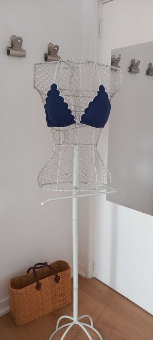 Top de biquini azul marinho bordas recortadas (scalloped)