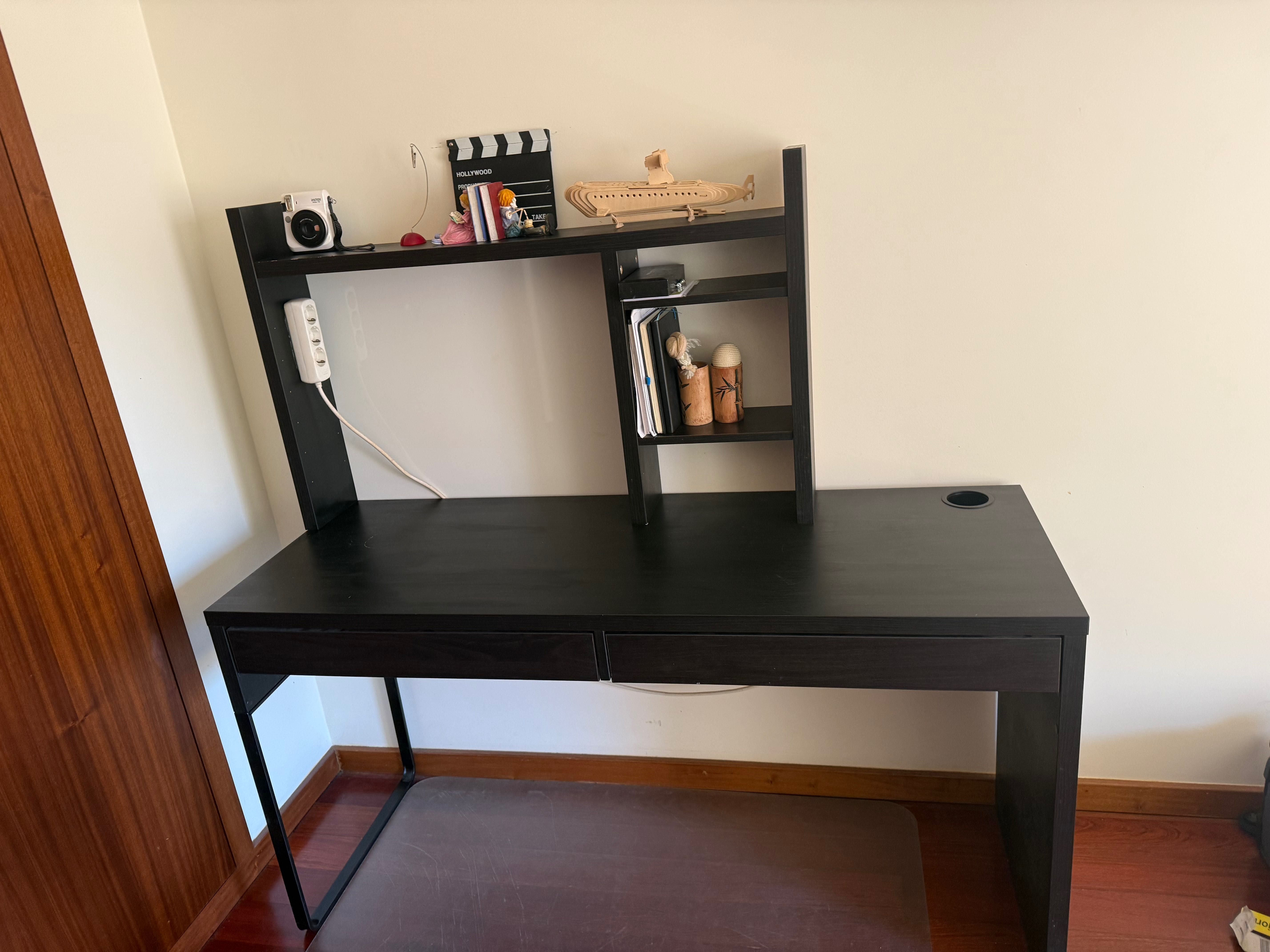 Secretaria e cubos de arrumação