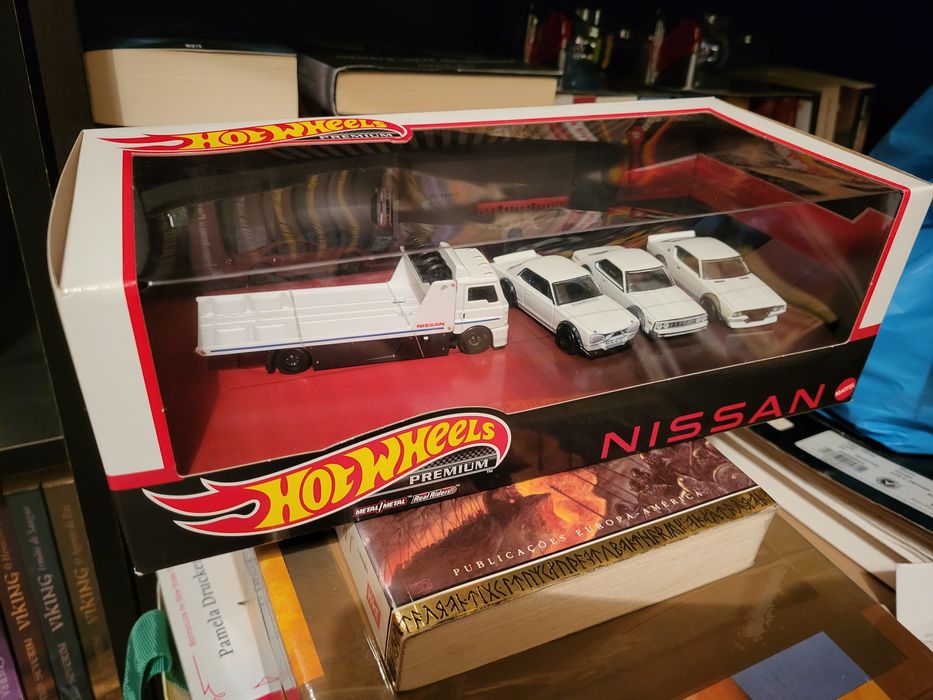 Hot wheels premium pack skyline real riders