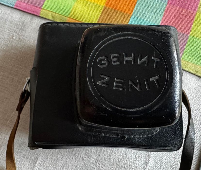 Aparat analogowy Zenit E wraz z lampą błyskową