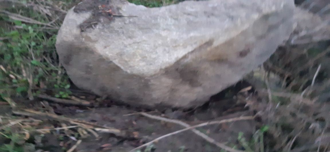 Kamień polny różne wielkości  głazy.