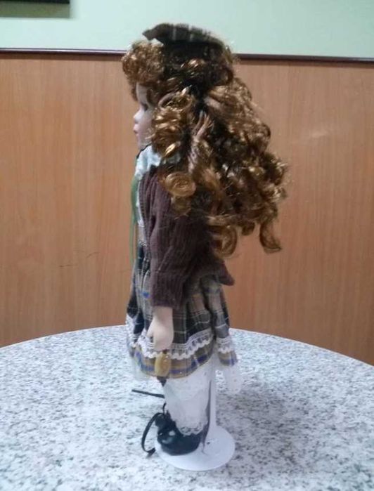 Boneca de porcelana da coleção Classique