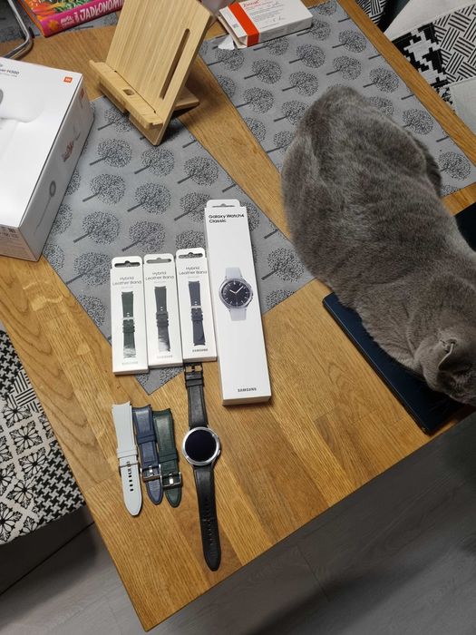 Samsung galaxy watch classic 4 LTE + 3 skórzane paski samsunga