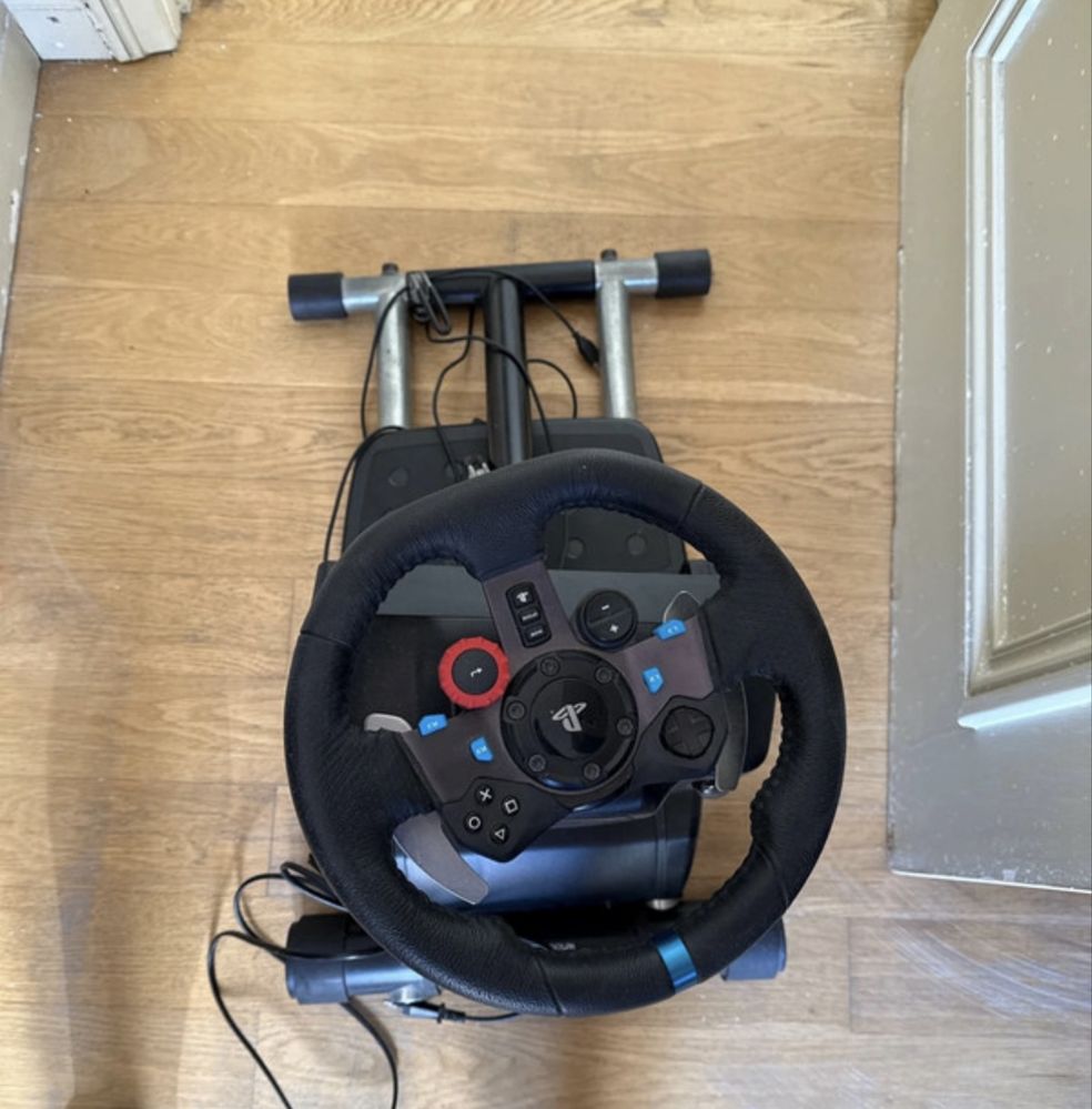 Logitech g29. Volante, pedais e stand.