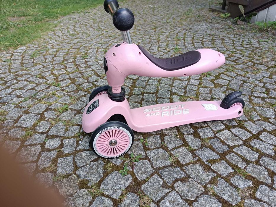 Różowa hulajnoga 2w1 Scoot&Ride – od jeździka do hulajnogi